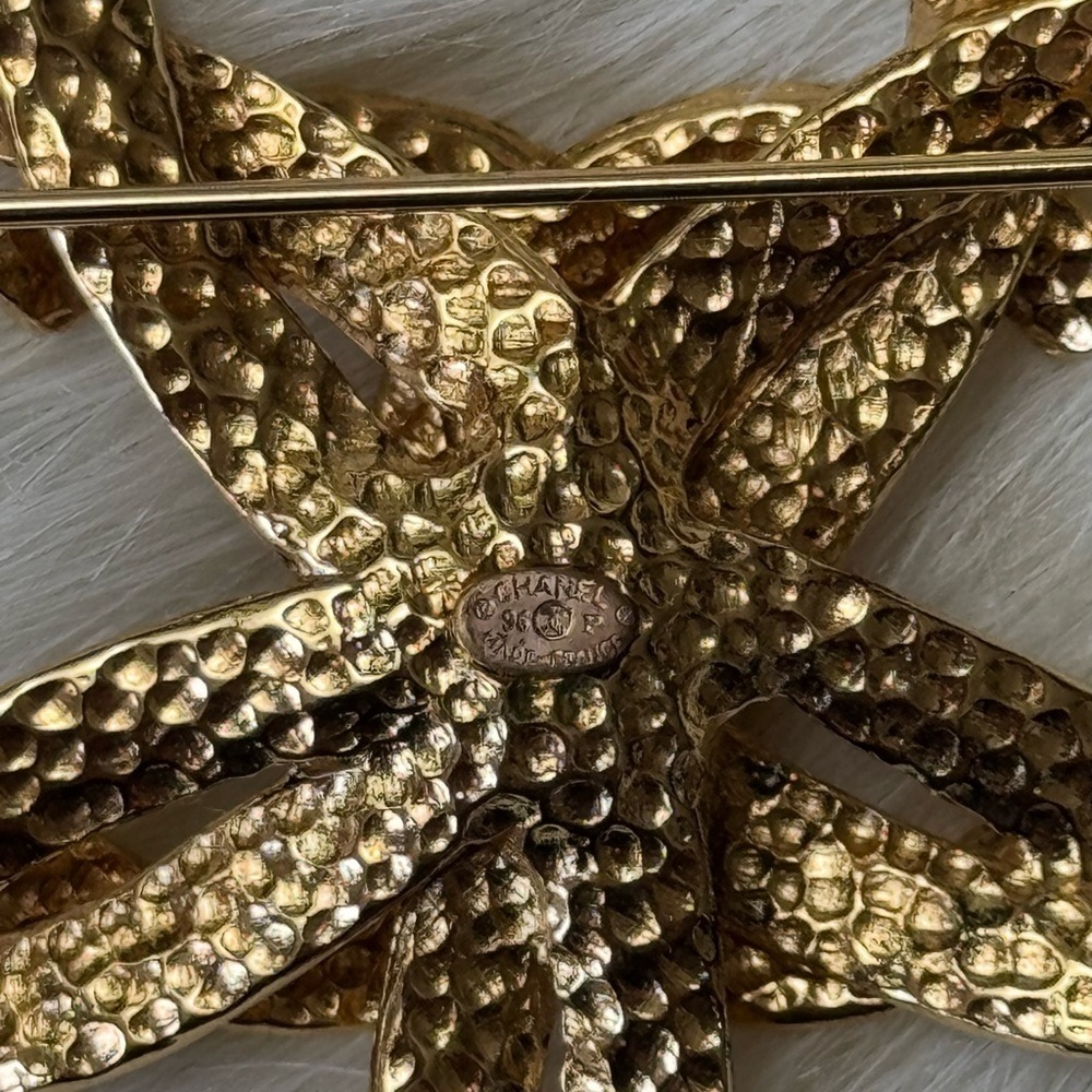 Chanel Vintage 1996 Camellia Gold Interlocking Flower Brooch CC - Picture 3 of 4